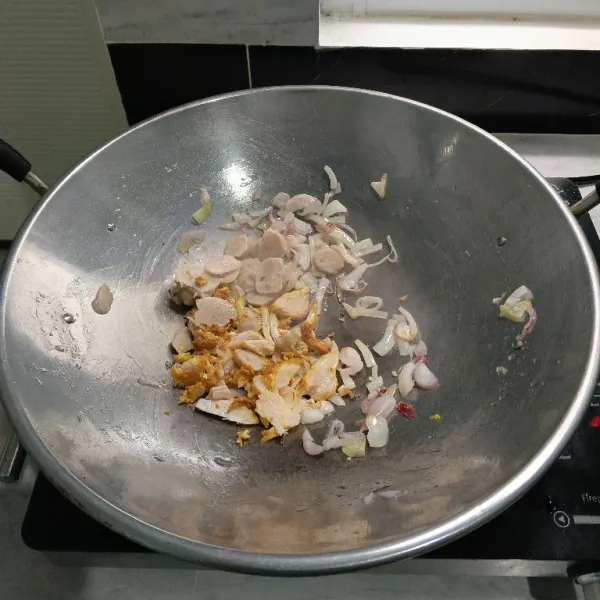 Tambahkan irisan bakso dan ayam goreng.