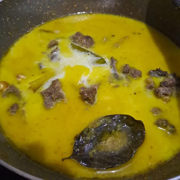 Masukkan santan, dan bumbu-bumbu, lalu aduk rata.
