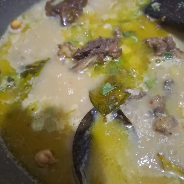 Masak sampai daging empuk, koreksi rasa, taburi dengan daun bawang. Angkat dan sajikan.