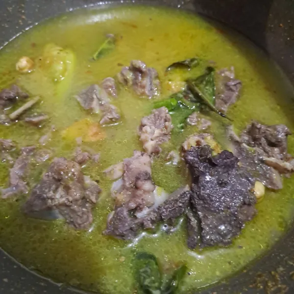 Masukkan daging dan air kaldu masak sampai sampai mendidih.