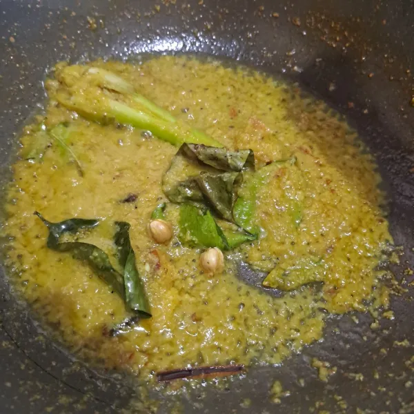 Tumis bumbu halus, masukkan bumbu aromatik masak sampai bumbu matang.