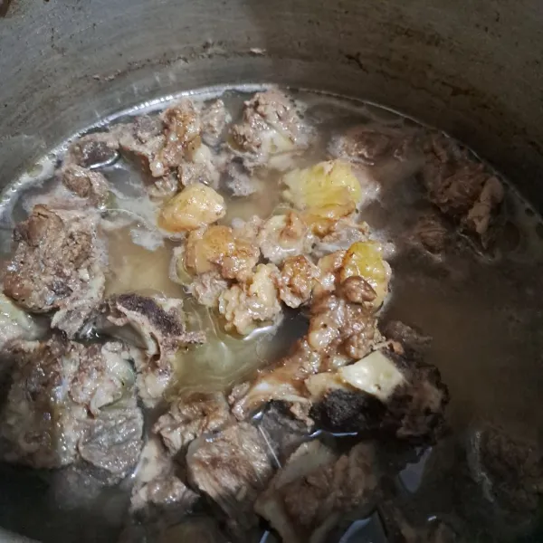 Rebus daging, masukkan daun salam.