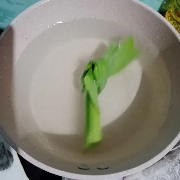 Didihkan Air, gula pasir dan daun pandan.