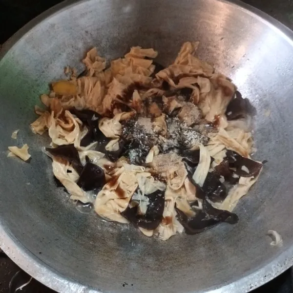 Tambahkan bumbu perasa. Aduk kembali.