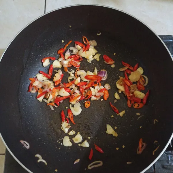 Tumis bumbu yang sudah diiris, hingga harum dan layu.