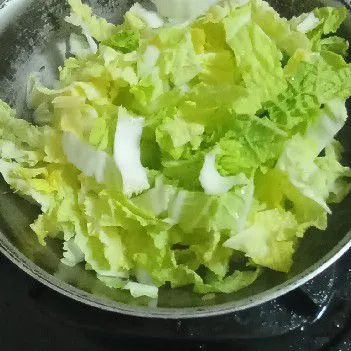 Masukkan sawi putih, aduk rata.
