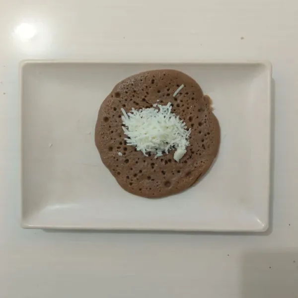 Beri isian keju parut. Lalu lipat . Siap di sajikan.