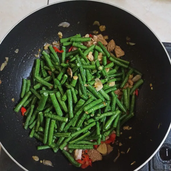 Masukan kacang panjang, aduk rata.