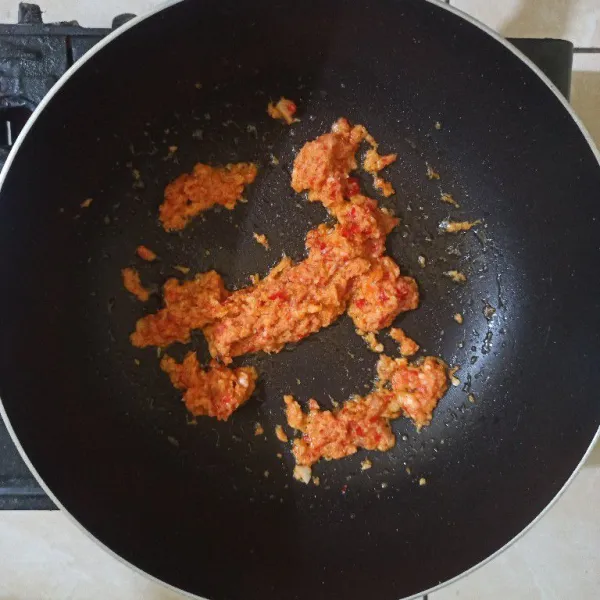 Tumis bumbu halus, hingga harum.