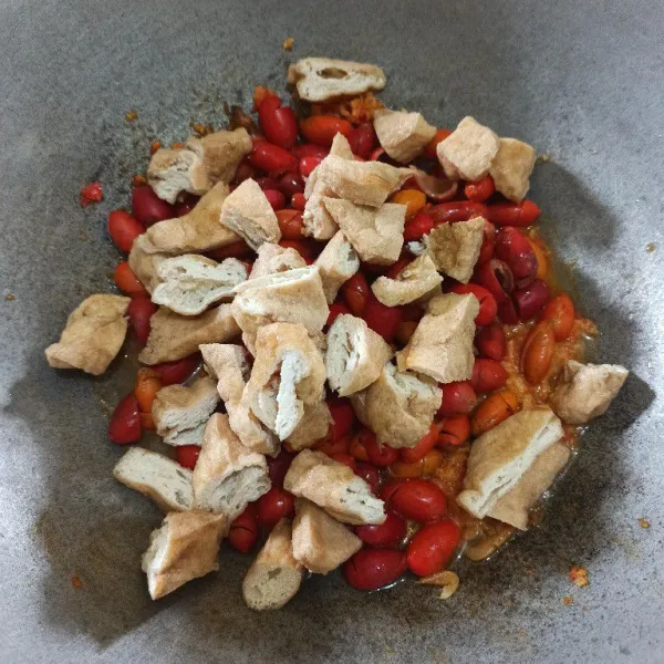 Masukkan kulit melinjo dan tahu.