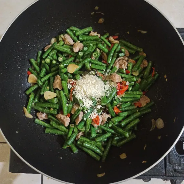 Tambahkan gula pasir, garam, kaldu jamur, saus tiram, aduk rata, koreksi rasa dan angkat.