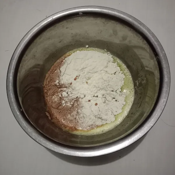 Masukan terigu dan serbuk susu coklat.