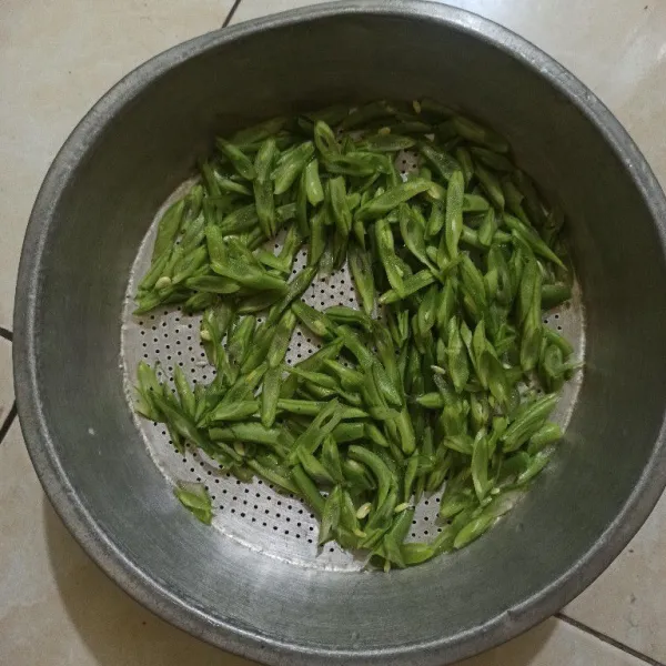 Iris tipis buncis, atau sesuai selera.