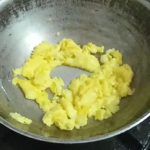 Kocok lepas telur, lalu panaskan minyak. Bikin telur orak arik. Angkat dan sisihkan.