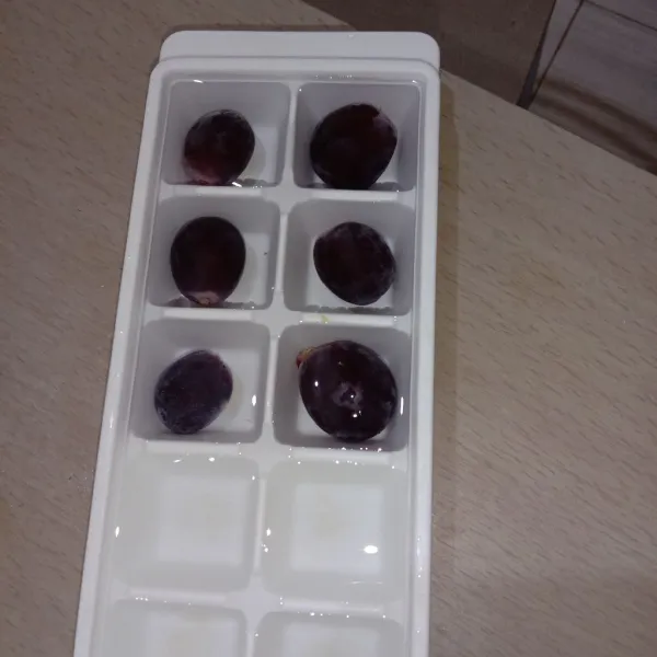 Beri air, lalu bekukan dalam freezer.
