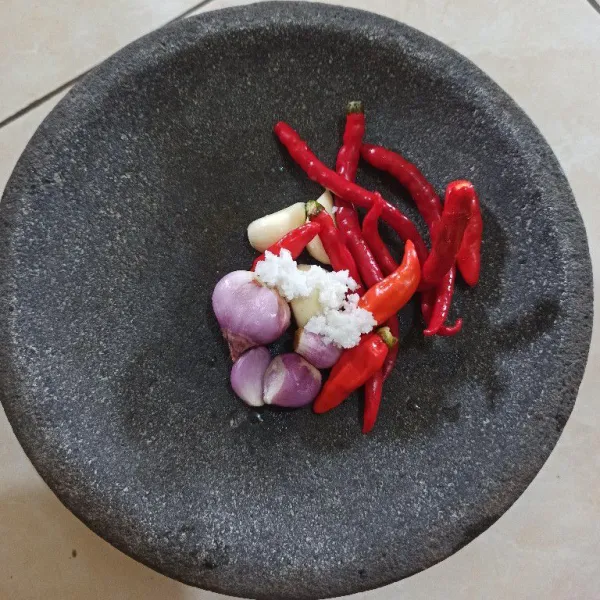 Uleg bawang merah, bawang putih, cabe merah besar, cabe rawit dan garam, hingga halus.