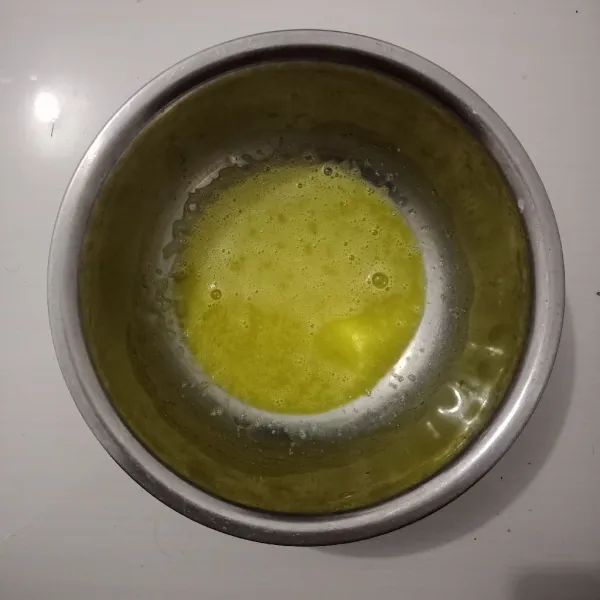 Kocok telur, gula dan vanili sampai larut ( menggunakan wisk).
