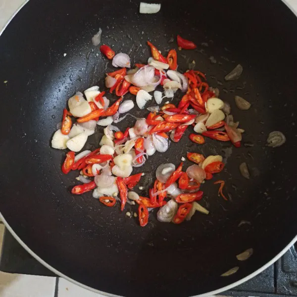 Tumis bumbu hingga layu.