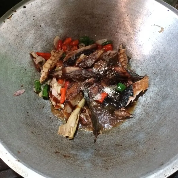 Lalu masukan air, tongkol goreng dan bumbu perasa. Aduk rata.