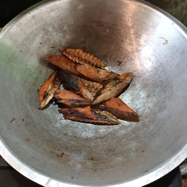 Goreng ikan tongkol sampai agak kering. Angkat dan sisihkan.