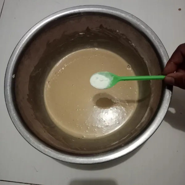 Masukan soda kue dan baking powder, aduk kembali.
