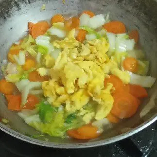 Masukkan bawang prei dan telur orak arik, aduk rata dan koreksi rasanya. Jika sudah matang, angkat dan sajikan dalam kondisi hangat.