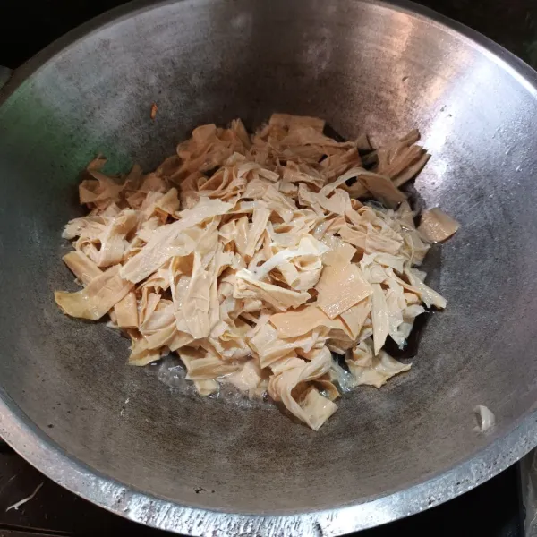 Lalu masukan air dan jamur kuping. Biarkan sampai mendidih. Lalu masukan kembang tahu. Aduk.