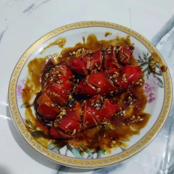 Lumuri sosis dengan adonan bumbu.