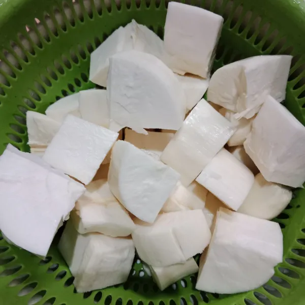 Kupas dan cuci bersih singkong, belah 2 atau 4.