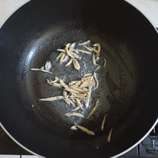Tumis bentar teri hingga layu.