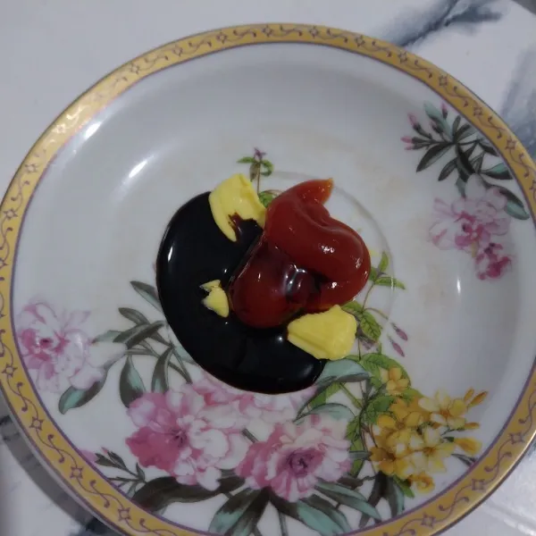 Buat bumbu, siapkan mentega, kecap manis, saus tomat dan aduk rata.