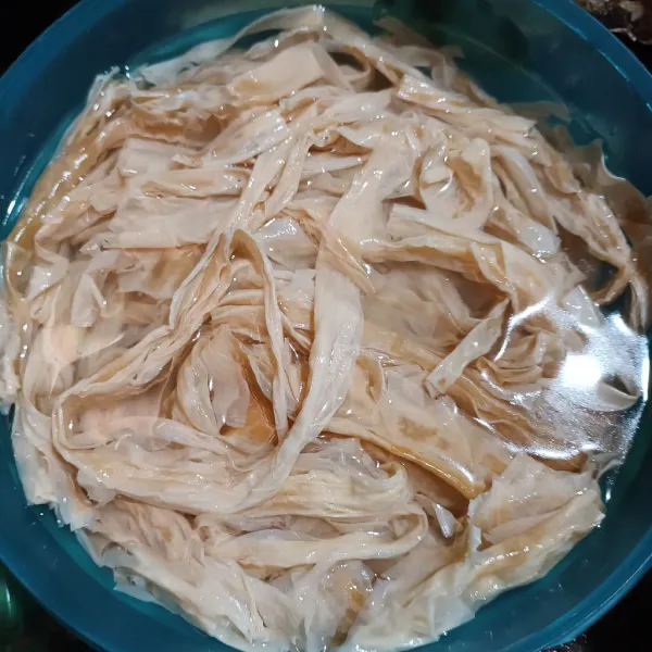 Rendam kembang tahu sampai lunak. Buang airnya, lalu potong². Tiriskan.