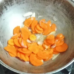 Masukkan wortel, aduk rata.