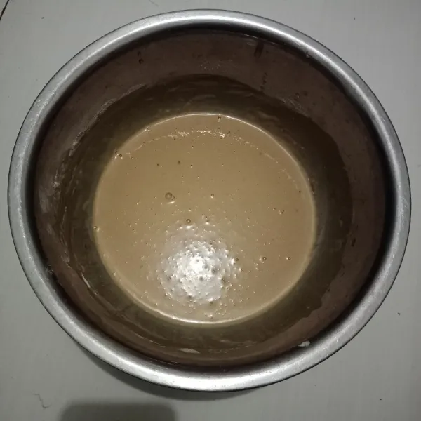 Tambahkan air, lalu aduk sampai merata.