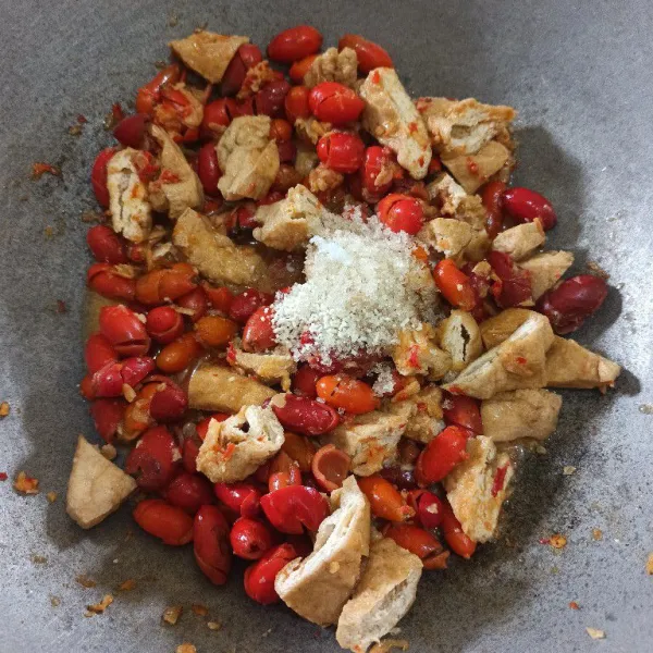 Tambahkan gula pasir dan kaldu jamur, aduk rata.