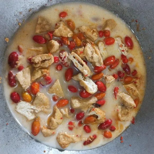 Masukkan santan, masak hingga mendidih dan koreksi rasa.