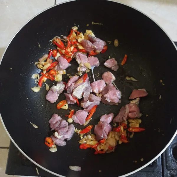 Masukkan tetelan daging sapi dan sedikit air, masak hingga matang dan mendidih.