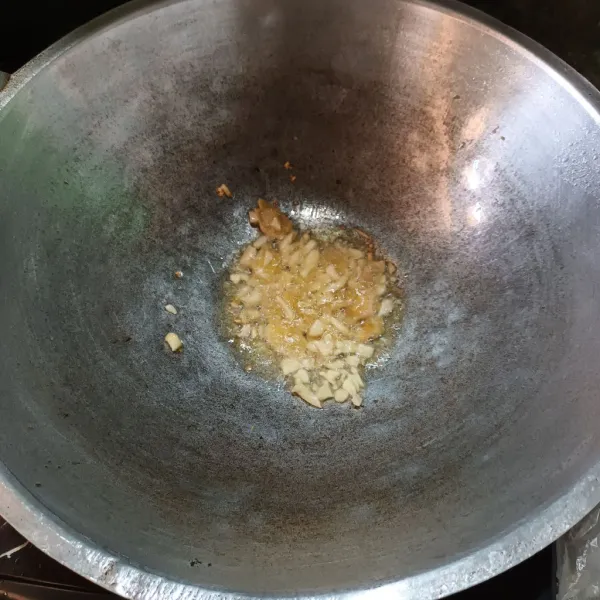 Tumis jahe dan bawang putih sampai harum.