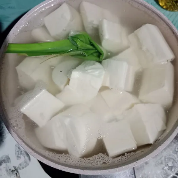 Masukkan singkong, rebus hingga empuk.