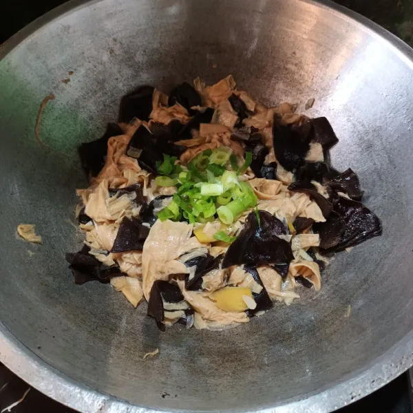 Biarkan sampai bumbu meresap. Tambahkan daun bawang. Aduk. Matang dan siap disajikan.
