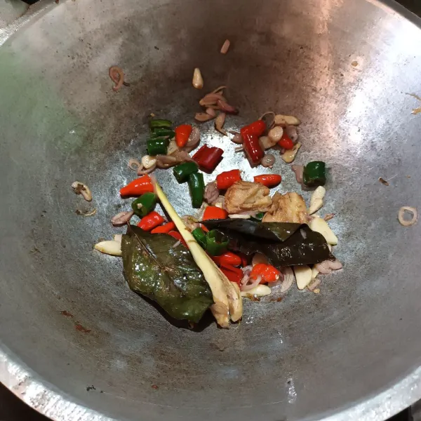 Tumis bumbu iris, lengkuas, daun salam dan serai sampai harum.