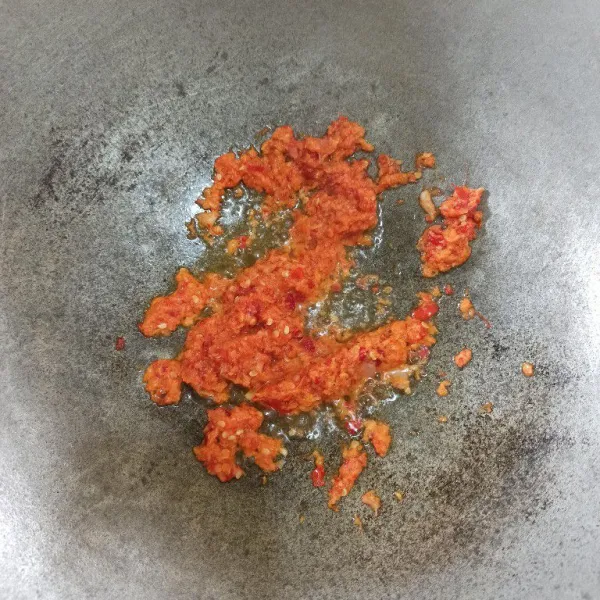 Tumis bumbu halus, hingga harum.