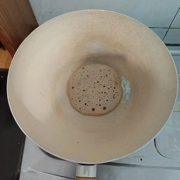 Masukan 1 sendok sayur adonan basah ke dalam teplon anti lengket yang sudah di panaskan terlebih dahulu. masak sampai adonan bersarang, lalu angkat.