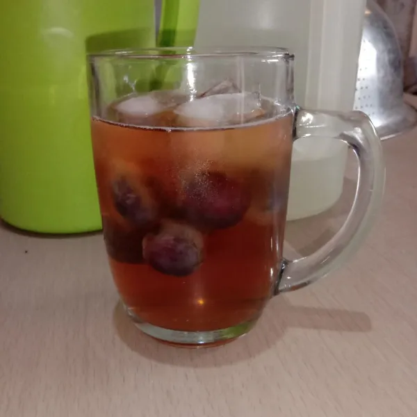 Tambahkan es batu, aduk rata sebelum diminum. Fruity Ice Tea siap disajikan!