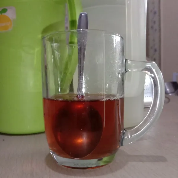 Seduh teh seperti biasa.
