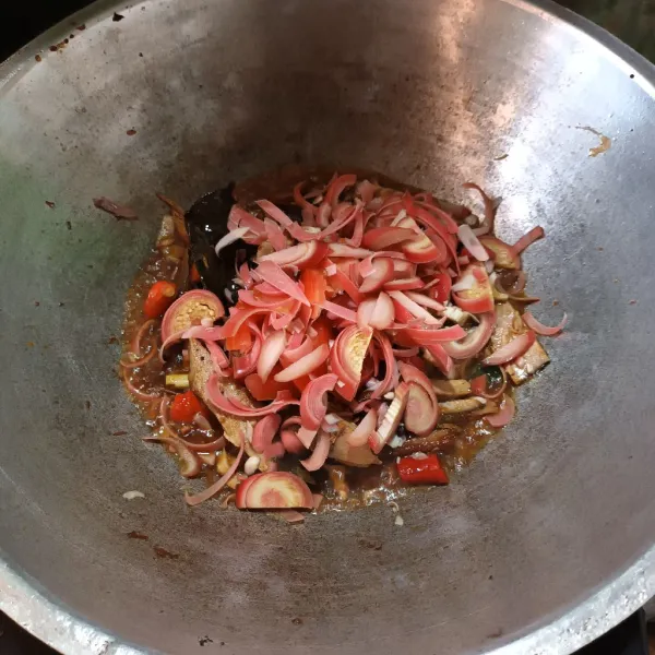 Tes rasa, lalu masukan tomat dan kecombrang. Aduk kembali.