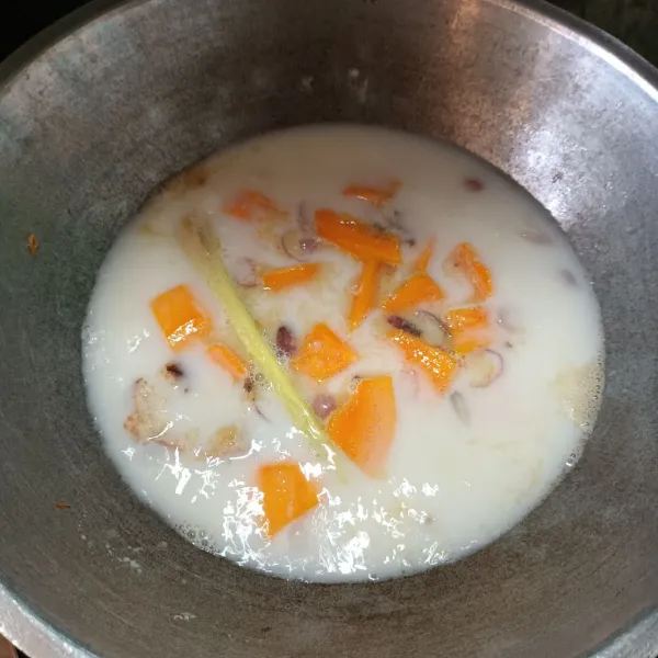 Lalu masukan labu kuning, serai, lengkuas dan bumbu perasa. Aduk dan biarkan sampai mendidih.