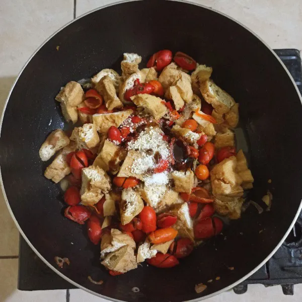 Masukkan sedikit air, garam, gula pasir, kaldu jamur dan saus tiram, aduk rata, masak hingga matang dan koreksi rasa.