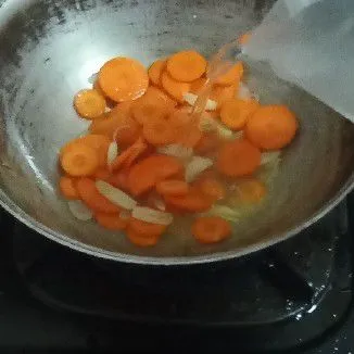 Tambahkan air, masak sampai wortel lunak.