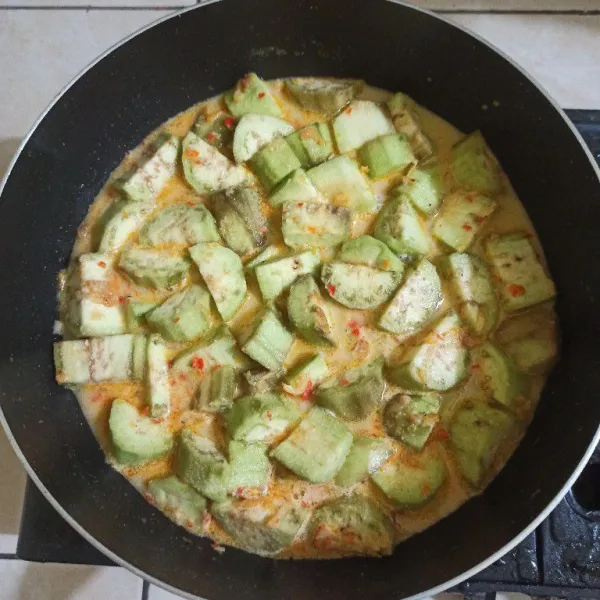Masukkan terong, masak hingga mendidih dan terong mateng, jangan lupa koreksi rasa.